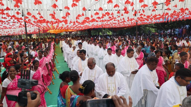 फादर कॉन्सटंट लीवन्स की पुण्यतिथि पर चैनपुर में उमड़ा आस्था का सैलाब, बेंदोरा महातीर्थ यात्रा में जुटे हजारों श्रद्धालु