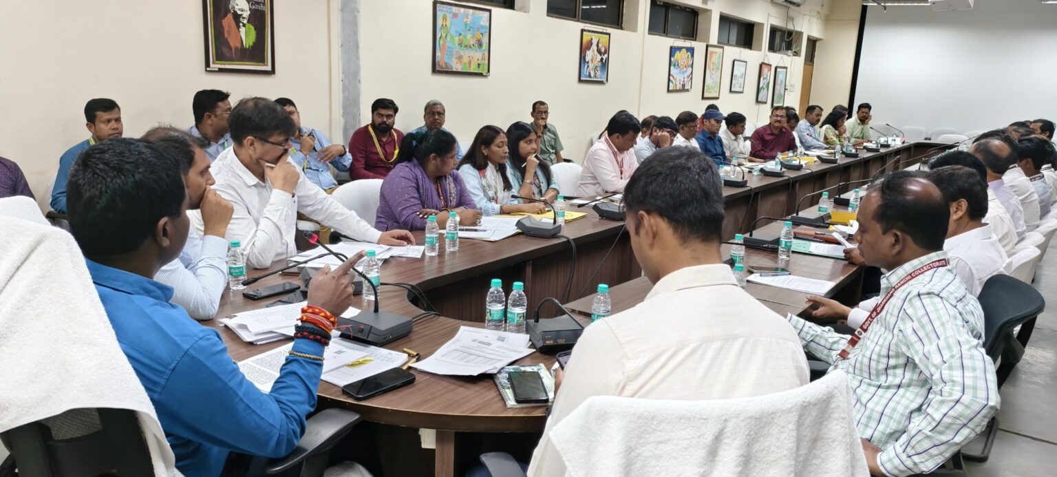 भू-राजस्व से संबंधित समीक्षात्मक बैठक में उपायुक्त ने कहा लंबित मामलों का यथाशीघ्र करें निष्पादन