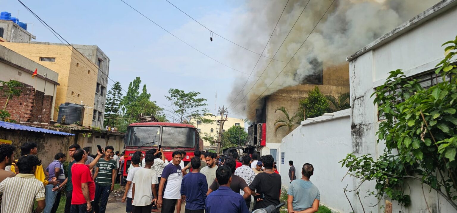 सदर थाना क्षेत्र में आग से फर्नीचर की दुकान जलकर खाक, शॉर्ट सर्किट की आशंका