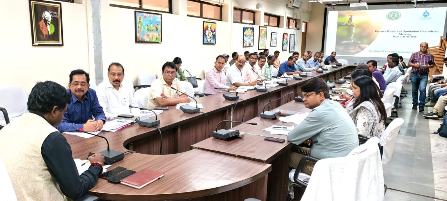 जल जीवन और स्वच्छ भारत मिशन की समीक्षा बैठक में उपायुक्त ने अधिकारियों को दिए सख्त निर्देश