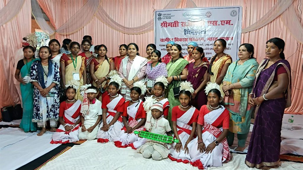 जरिया, बेड़ो में महिला स्वावलंबन की नई मिसाल: पलाश एग्रो प्रोसेसिंग यूनिट में संवाद कार्यक्रम का आयोजन