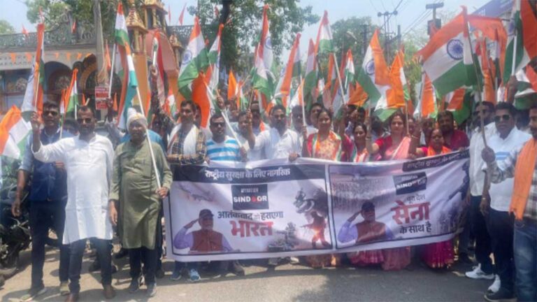 चाईबासा: ऑपरेशन सिंदूर को समर्पित तिरंगा यात्रा में देशभक्ति का जोश