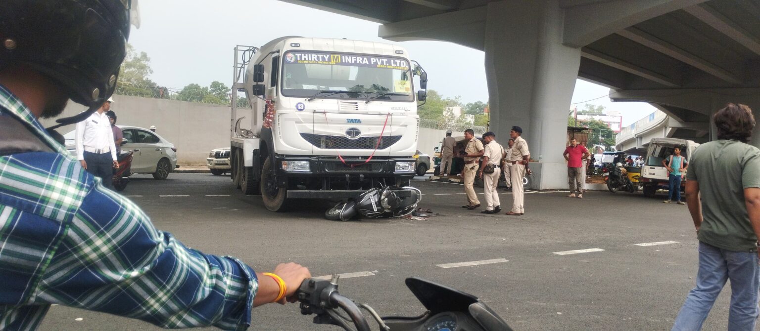 मिक्सचर मशीन की चपेट में आया स्कूटी सवार, मौके पर अफरातफरी