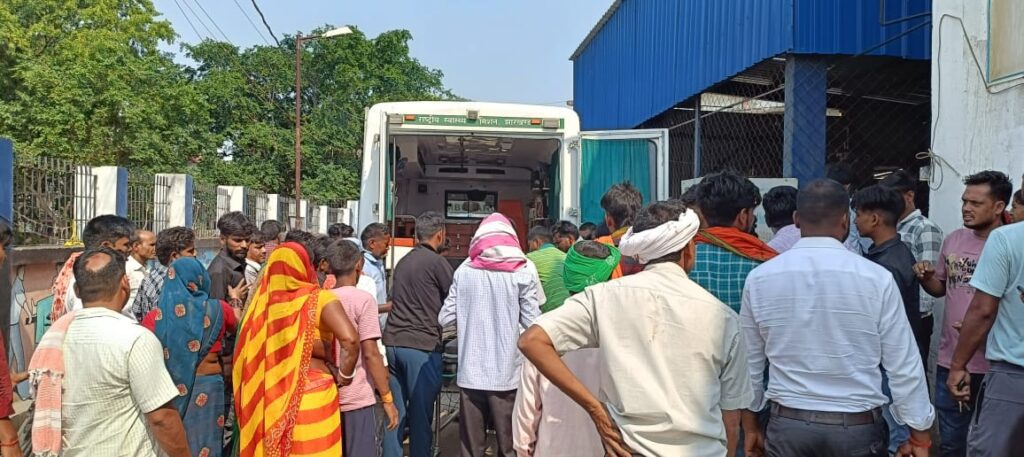 शादी से लौट रहे तीन युवक सड़क हादसे में घायल, रिम्स रेफर