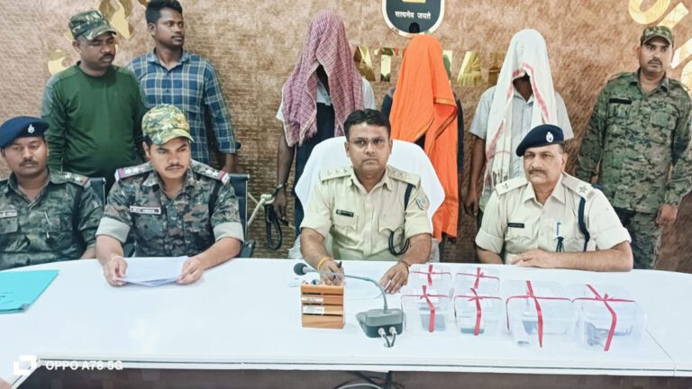 लातेहार पुलिस ने हथियारों के साथ तीन नक्सलियों को दबोचा, रची जा रही थी बड़ी साजिश
