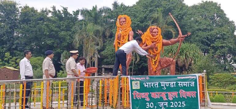 सिदो-कान्हू की प्रतिमा पर रांची उपायुक्त ने दी श्रद्धांजलि, संथाल हूल दिवस पर किया मल्यार्पण