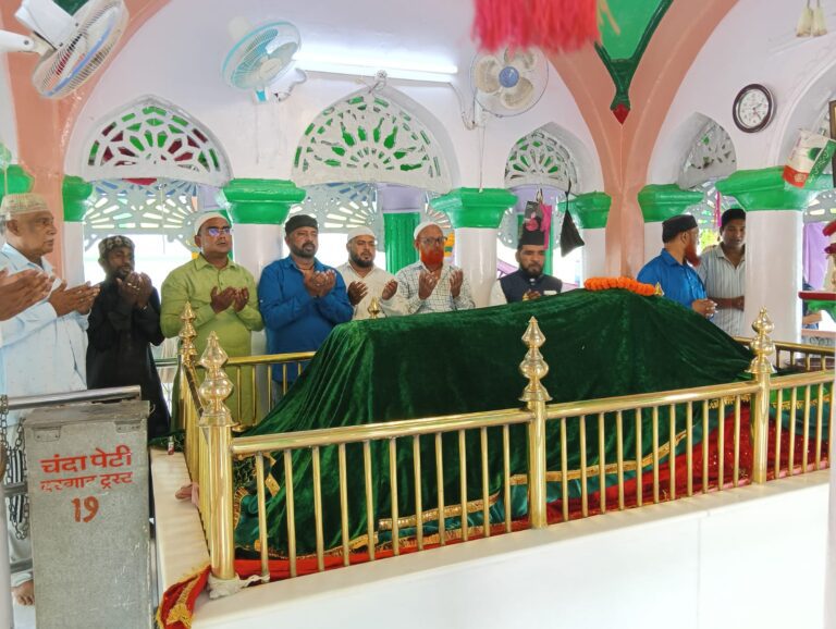रमजान रजा और राजद नेताओं ने की हजरत कुतुबुद्दीन दरगाह में शिबू सोरेन के स्वास्थ्य के लिए विशेष दुआ