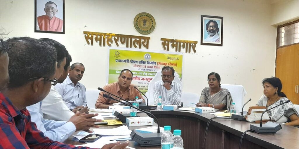 स्कूलों में मध्याह्न भोजन और शिक्षा योजनाओं पर हुई सामाजिक अंकेक्षण की सुनवाई