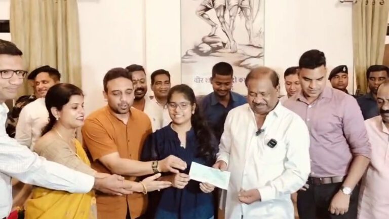 ICSE 10वीं टॉपर शांभवी जायसवाल को शिक्षा मंत्री ने दिया 1 लाख का सम्मान
