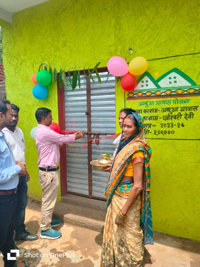 डुमरी प्रखंड में अबुआ आवास योजना के तहत चार लाभुकों ने किया गृह प्रवेश, बीडीओ, मुखिया एवं रोजगार सेवक रहे उपस्थित