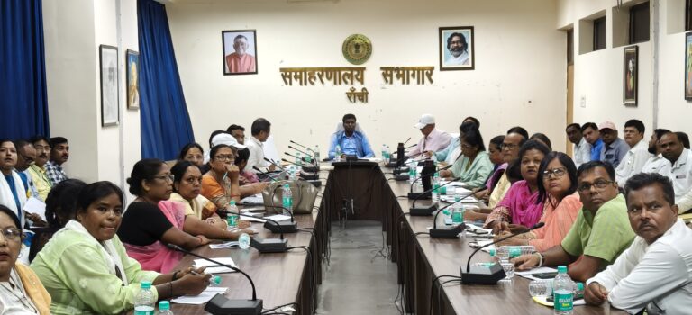 सरकारी स्कूलों में शिक्षा की गुणवत्ता-सुरक्षा पर जोर, उपायुक्त ने शिक्षकों की लापरवाही पर अपनाया सख्त रुख