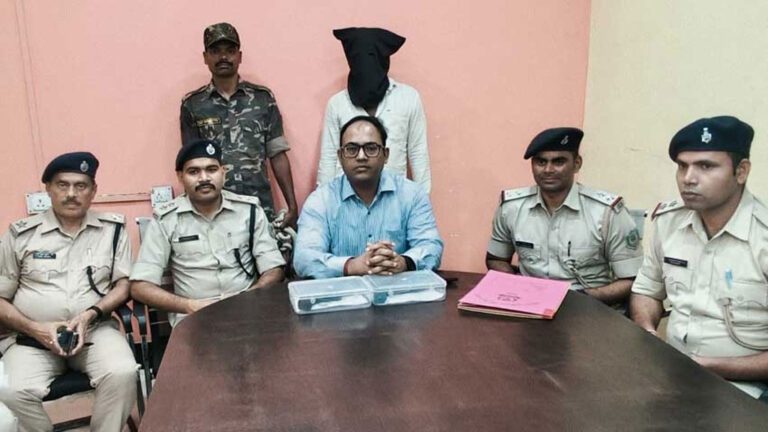 गढवा में देसी कट्टा के साथ युवक गिरफ्तार, घर से दूसरा हथियार बरामद