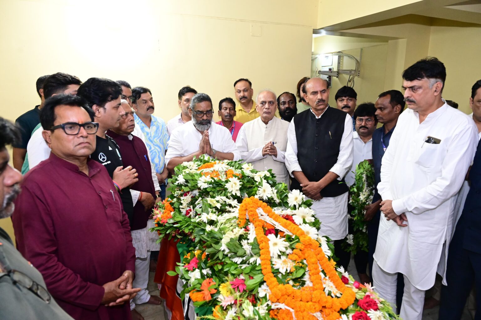 पूर्व मंत्री ददई दुबे को मुख्यमंत्री हेमन्त सोरेन ने दी श्रद्धांजलि, परिजनों से मिलकर जताया शोक