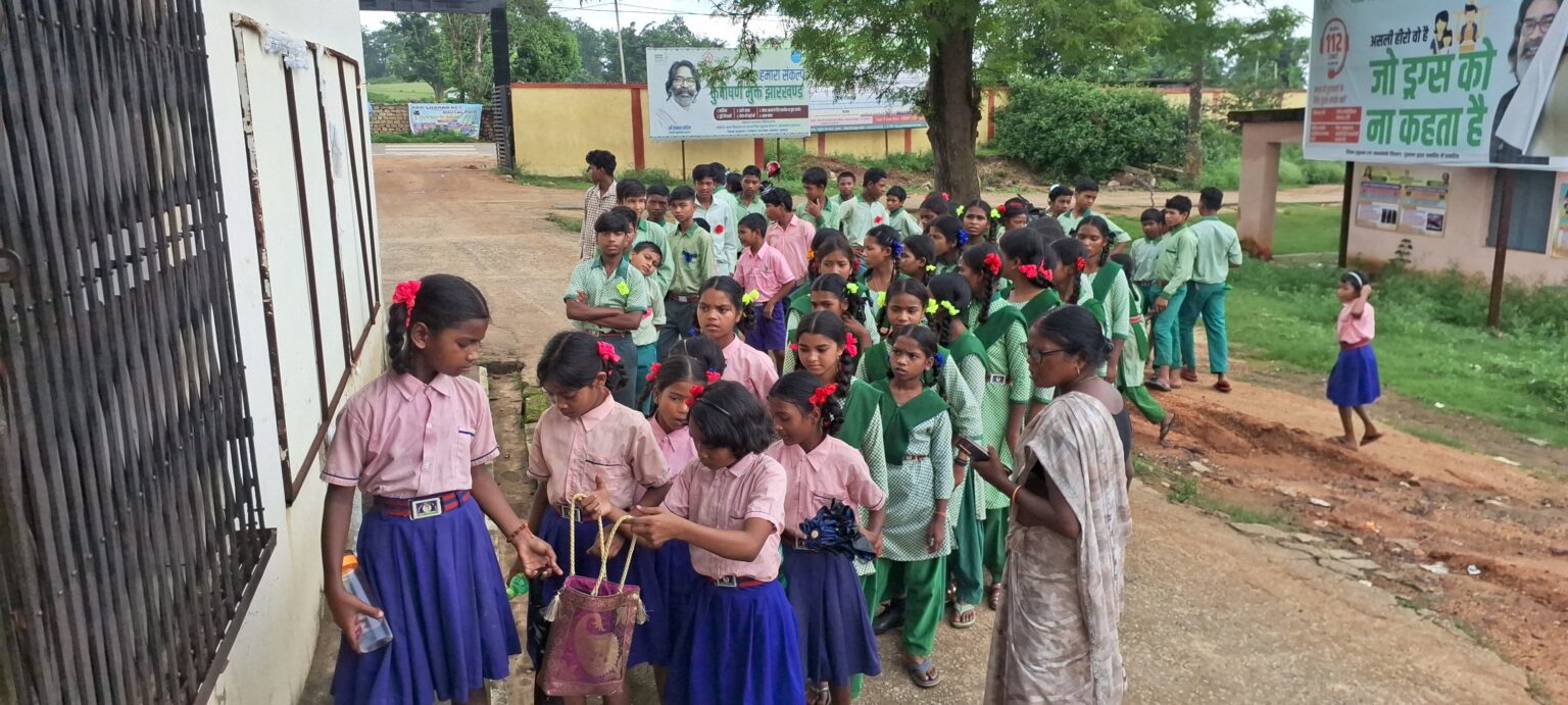 चैनपुर के स्कूली बच्चों ने किया सरकारी कार्यालयों का भ्रमण, जानी कार्यप्रणाली