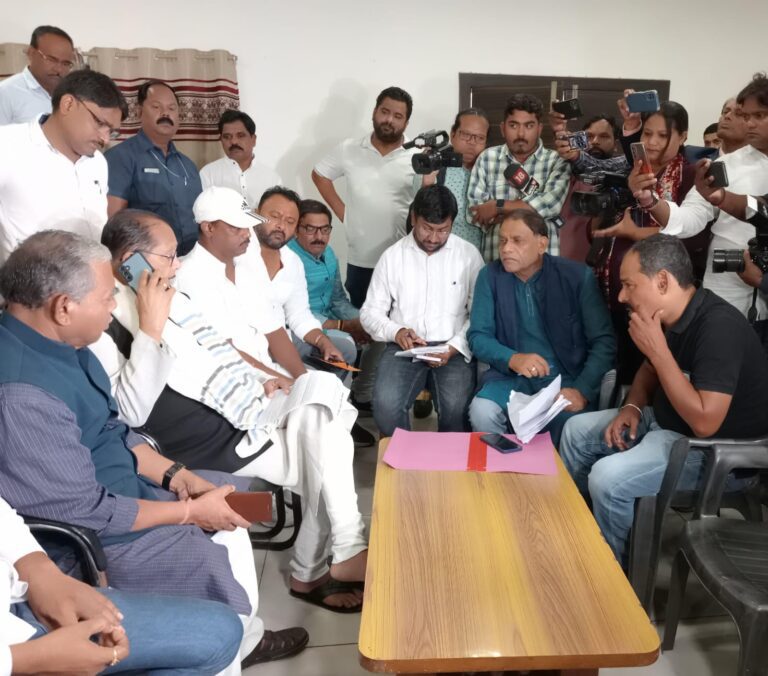 जनता दरबार में मंत्री ने सुनाई अधिकारियों को खरी-खरी, 49 फरियादियों की समस्याएं सुनीं