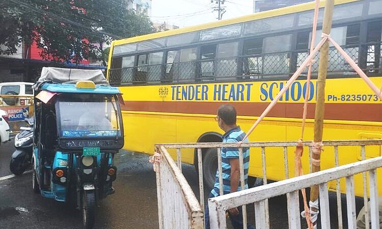 अचानक ब्रेक फेल और स्कूली बस की रफ्तार… 30 बच्चों की जान कैसे बची?