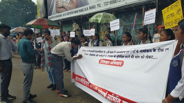 नामांकन पर रोक के खिलाफ छात्रों का हस्ताक्षर अभियान, सड़कों पर उतरे युवा
