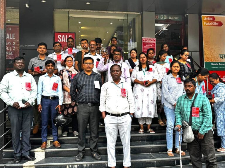 सरकार के खिलाफ सड़क पर उतरे IDBI बैंक अधिकारी, निजीकरण नुकसानदायक