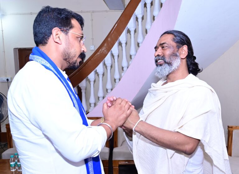 चंद्रशेखर आजाद ने दी दिशोम गुरु शिबू सोरेन को श्रद्धांजलि