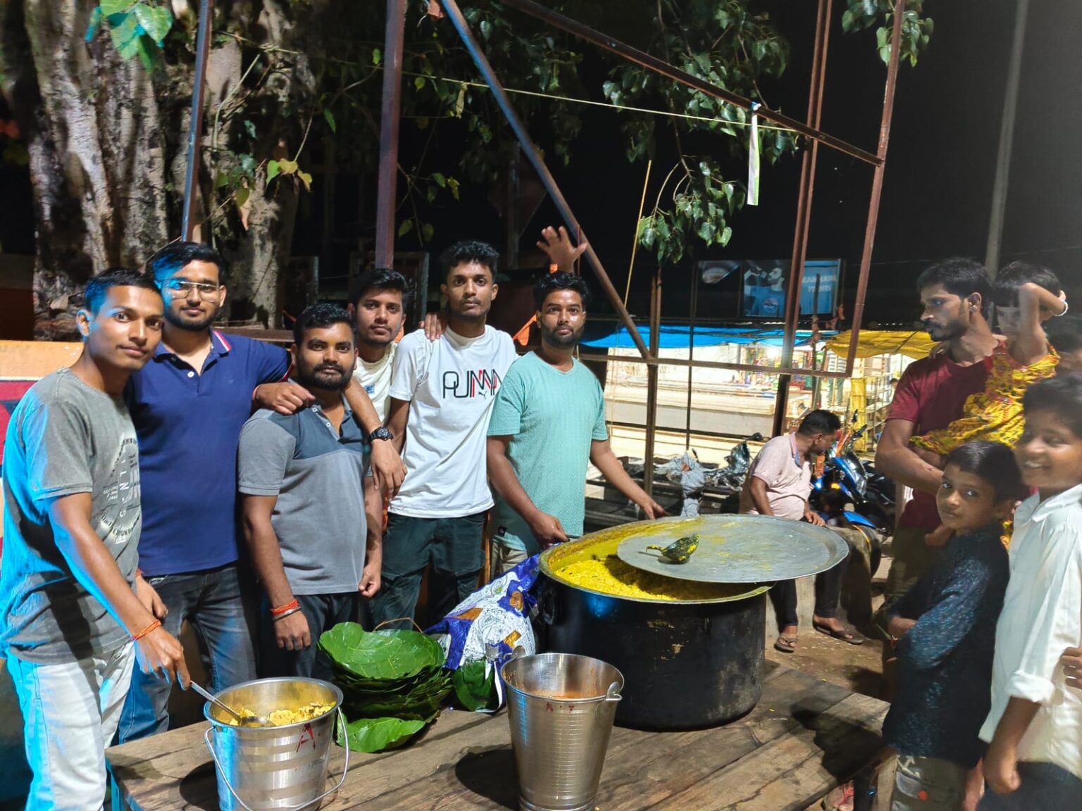 डुमरी में गणेश पूजा समिति द्वारा विशाल भंडारे का आयोजन, श्रद्धालुओं की उमड़ी भीड़
