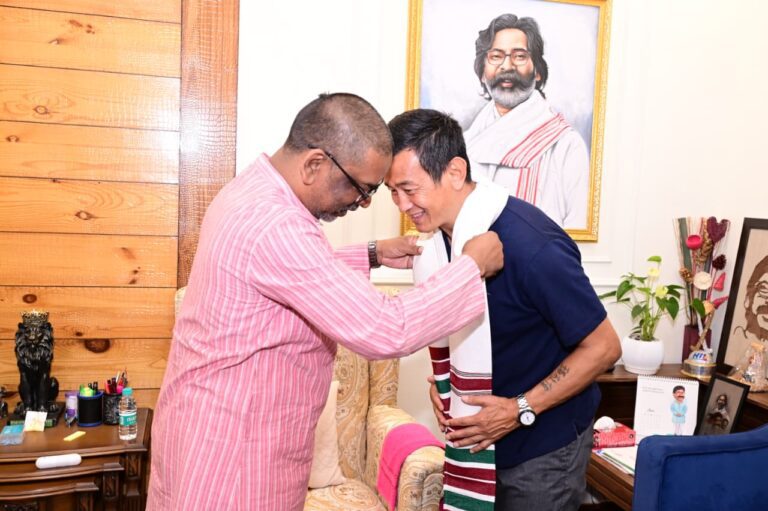 हेमन्त सोरेन से मिले फुटबॉल लीजेंड वाइचुंग भूटिया, झारखंड में खेलों को बढ़ावा देने पर चर्चा