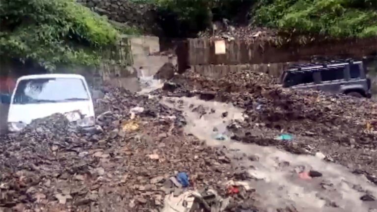 हिमाचल में फिर आफत: 5 जगह बादल फटे पुल और वाहन मलबे के साथ बहे, 325 रास्ते बंद