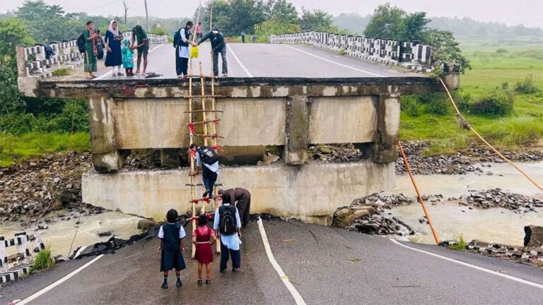 खूंटी में टूटे पुल पर ग्रामीणों ने काटा ‘विरोध का केक’, सरकार पर निकाली भड़ास