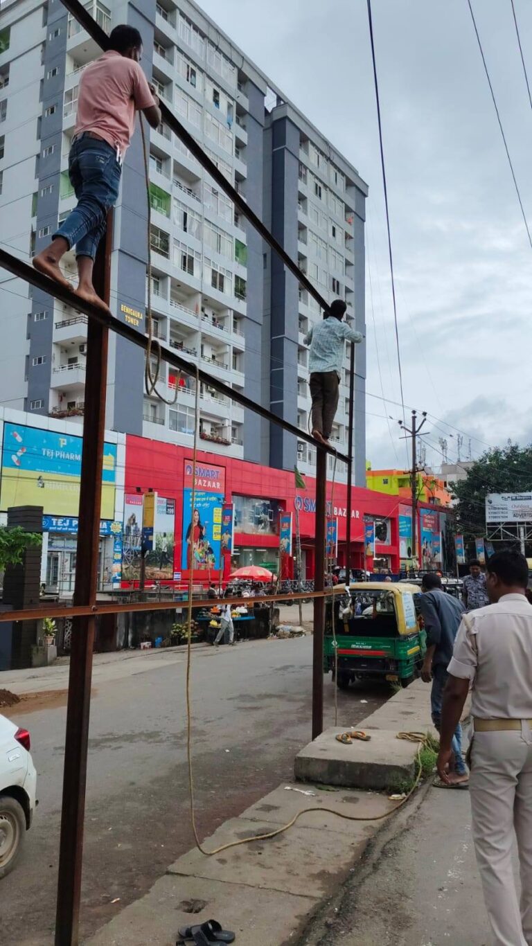 चांदनी चौक से हटाए गए 5 अवैध होर्डिंग्स, लगातार चल रहा विशेष अभियान
