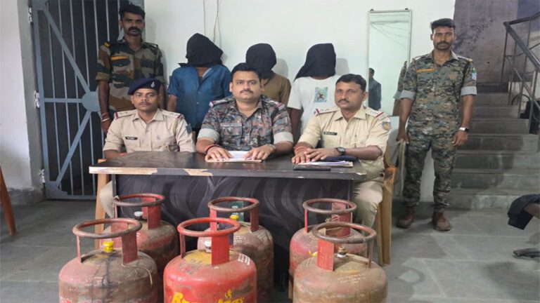 चौपारण में गैस सिलेंडर चोरी कांड का खुलासा, तीन गिरफ्तार