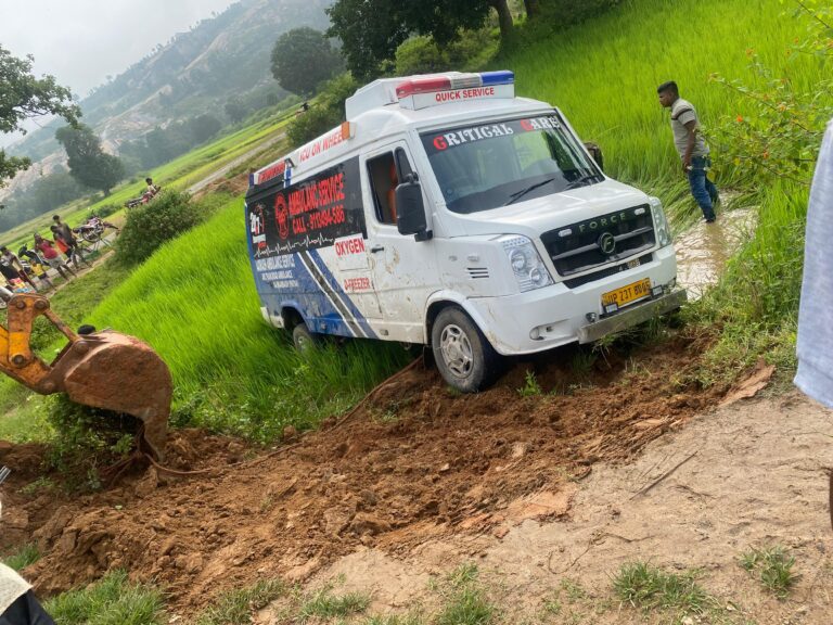 अनियंत्रित होकर एंबुलेसन गाड़ी खेत में पलटी, चालक और सहचालक सुरक्षित