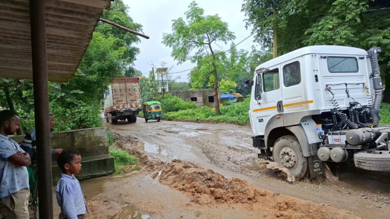 जान हथेली पर लेकर खूंटी-सिमडेगा रोड पर सफर कर रहे लोग, पुल टूटा और सड़कें तबाह