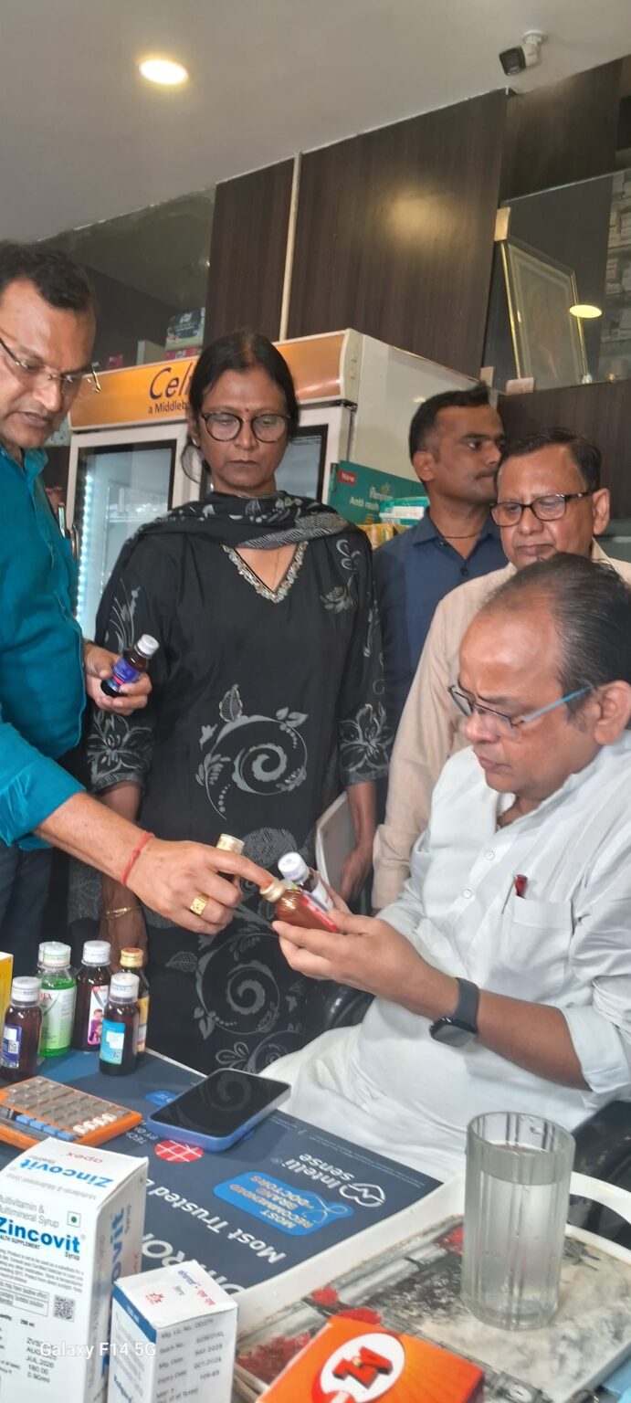 स्वास्थ्य मंत्री डॉ. इरफान अंसारी का औचक निरीक्षण : जय हिंद फार्मा से कफ सिरप के सैंपल जब्त, राज्यभर में जांच अभियान शुरू
