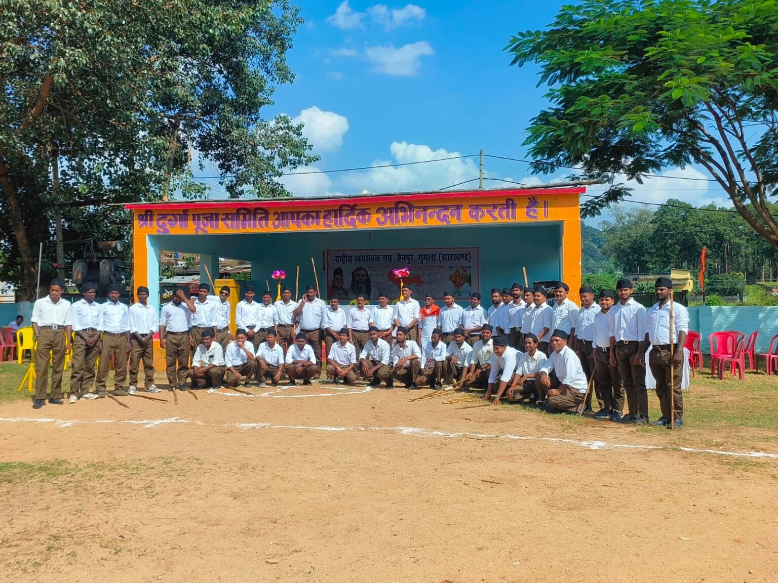चैनपुर में राष्ट्रीय स्वयंसेवक संघ का शताब्दी वर्ष विजयादशमी उत्सव, भव्य पथ संचलन और शस्त्र पूजन का आयोजन