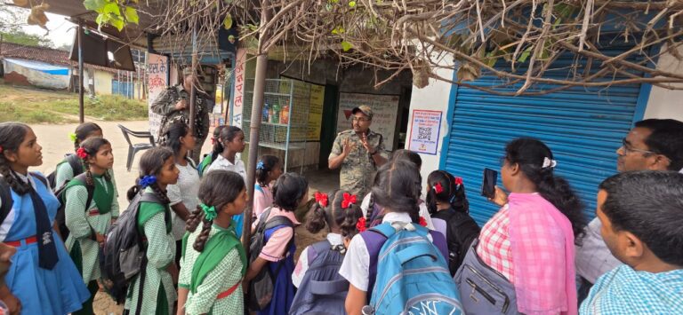 चैनपुर पुलिस ने क्यूं आर कोड लगाकर स्कूली बच्चों और लोगों को किया जागरूक
