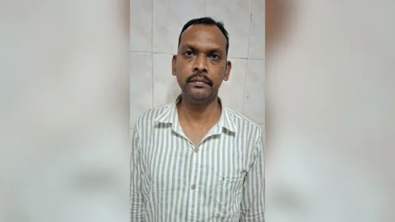 अवैध वेतन निकासी मामले में बोकारो से गिरफ्तार एएसआई अशोक कुमार भंडारी।