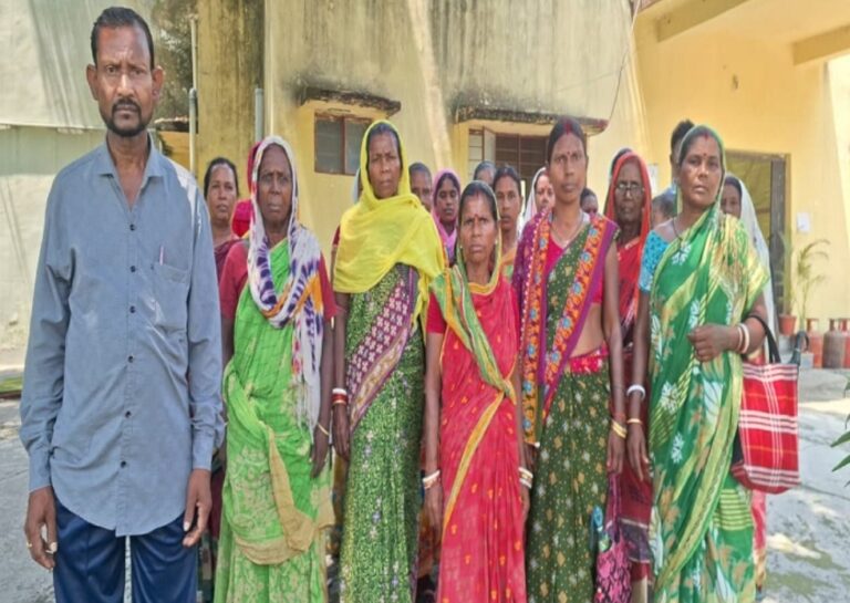 “शराब बंद करो” के नारों से गूंजा पोटका थाना, महिलाओं ने खोला मोर्चा